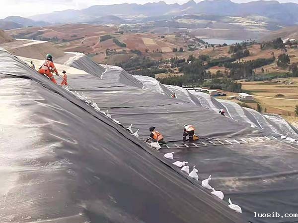 该如何去解决防渗土工膜接缝位置不合理？