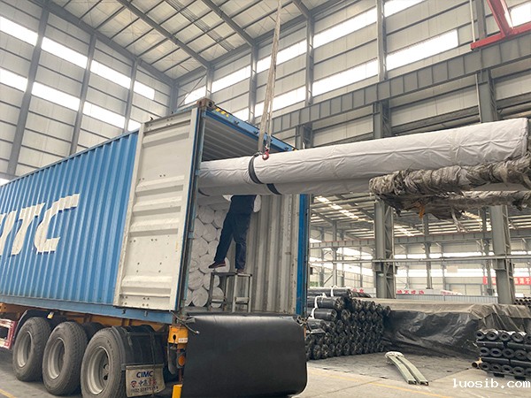   如今社会经济在不断的发展壮大，土工材料市场也在逐渐壮大起来，HDPE土工膜就是比较典型的土工材料产品，HDPE土工膜的应用范围也是比较广泛的，公司作为一家经验丰富的HDPE土工膜生产企业，我们掌握了解产品的各方面使用技巧，关于HDPE土工膜防水能力的影响因素动作，小编为您简要概况。   1、在铺设HDPE土工膜之前，土建施工施工单位，考虑到方案设计要求和施工条件，并进行建筑施工前检查记录。   2、基础使用性能应符合方案设计要求：支模底部、坡度和坡度比、坡度钢筋锚固槽、护坡和护坡的表面和表面、仓筒墙的混凝土表面。应苛刻符合方案设计要求。   3、底板应干燥、压实、平整、无间隙、锋利的突起，土壤层或铁锹，垂直深层次为25mm。理应有根、沙砾、石头、建筑钢材和玻璃碎片。平面度应在允许范围内轻微变更，坡度应均匀。   4、阴影在基准点的阴角线处光洁对接，柱的根部应弯曲。   5、板才表面干燥，水分成份应小于百分之十五。   6、就算堆积密度不小于1.4吨/平方米，基础也应集聚。   7、HDPE土工膜的建筑施工仅有在建筑工程，工程建设监理，依据工程竣工验收后才能够进行。   以上知识点就是影响HDPE土工膜防水能力的几点因素，希望能够帮助客户朋友更好的了解产品的使用，保障工程施工质量提供一定支持帮助，更多土工材料产品的选购，欢迎您光临我们星空彩票网下载。