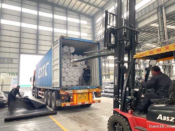 为何要在hdpe土工膜铺设面上覆土？