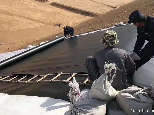 分析造成HDPE土工膜接缝不平整原因