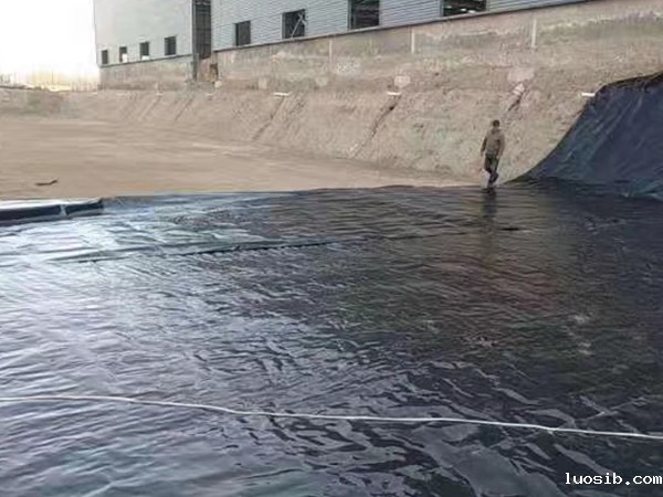 水渠建设可采用防渗膜进行铺设施工