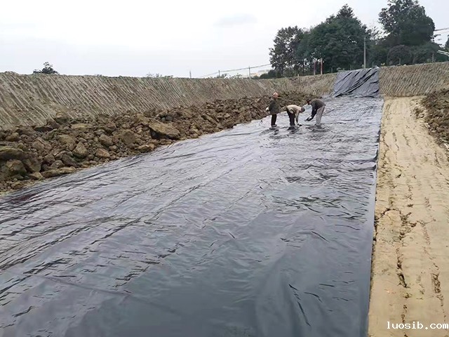 导致养殖防渗土工膜接缝处不平整原因