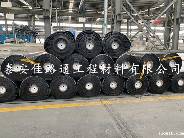 鱼塘建设中如何保障防渗土工膜坡面防渗效果？