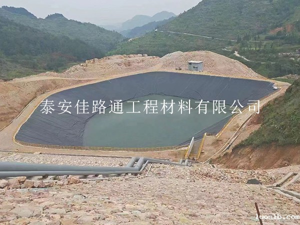 铺设养殖防渗膜可增强鱼塘虾池的水质控制