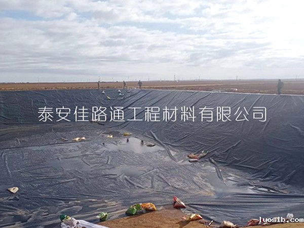 合理选择防渗膜提升人工湖施工质量