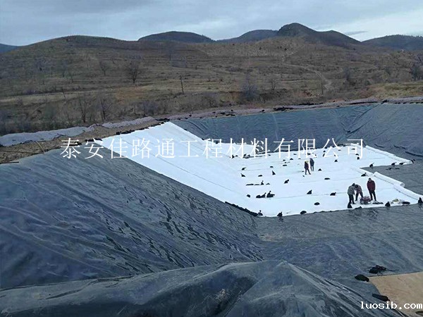 蓄水池建设选择防渗膜搭配土工布的施工方案