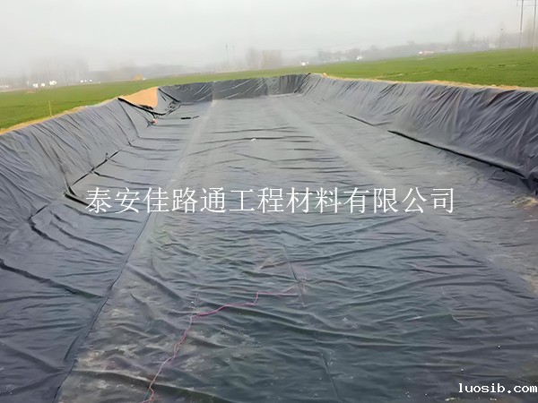 合理铺设鱼虾养殖防渗膜可增强水质控制