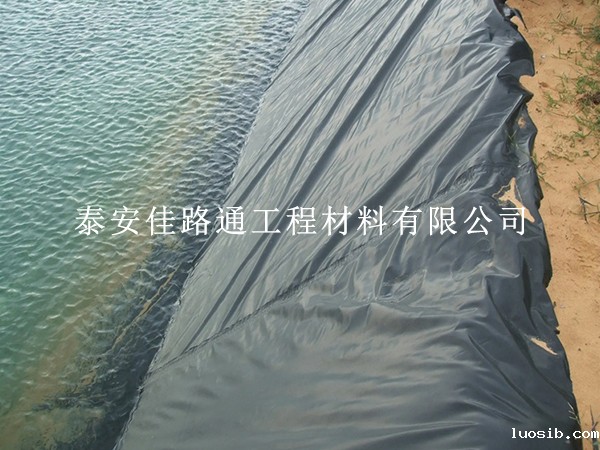 鱼塘防渗膜如何防止紫外线的照射？