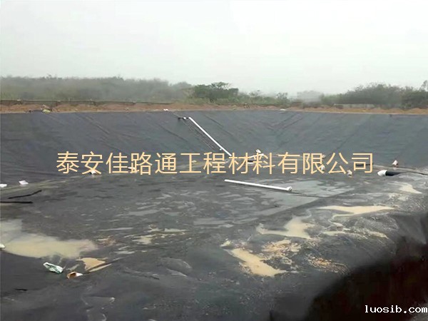 选择黑膜作为沼气池土工膜的意义与原因