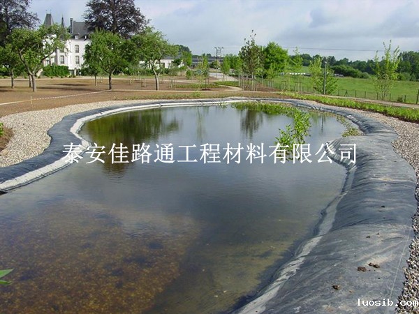 油田防渗土工膜上墙施工处理