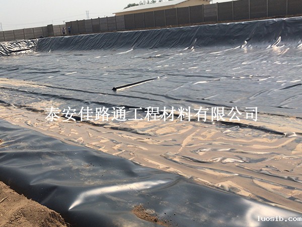 蓄水池铺设防渗膜与坡面防滑技巧：打造稳固高效的储水设施