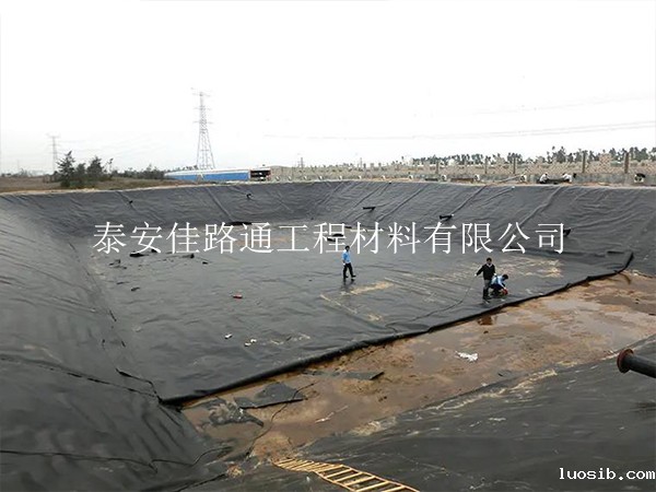 水产养殖防渗膜冬季维护技巧：守护水下的温暖家园