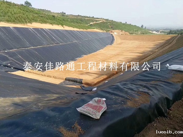 防渗膜坡面施工技巧