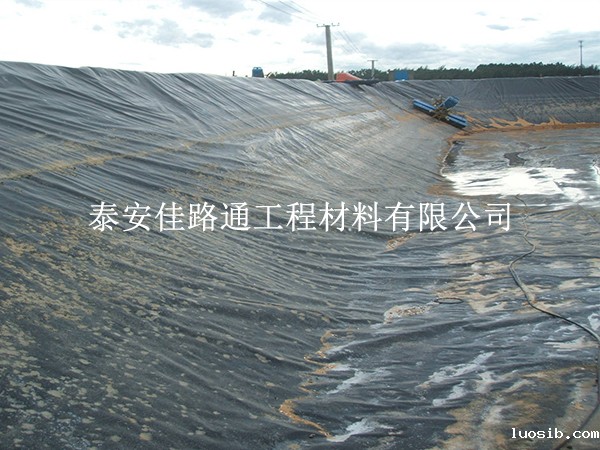 养殖防渗膜用得久？铺设维护技巧请收好
