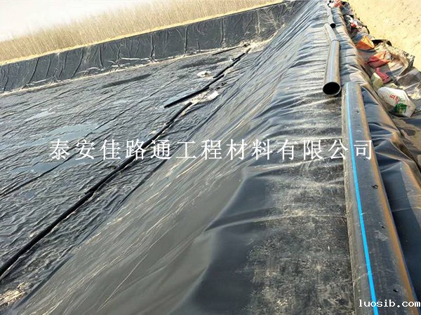 藕池防渗膜怕破损？回填保护方法学起来