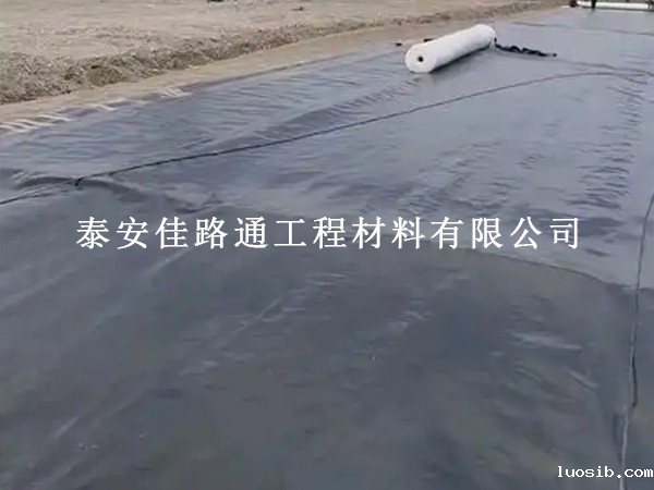 沼气池防渗膜铺设封盖施工注意事项：规范实操守住防渗与安全底线